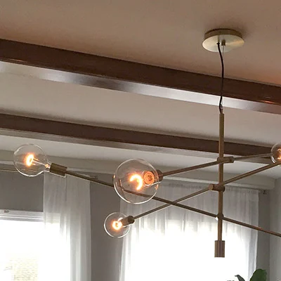Suspension installée dans une salle à manger