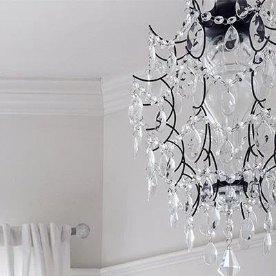 Lustre installé dans un salon